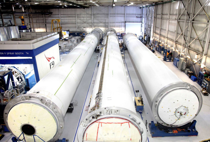 Falcon_9_rocket_cores_under_construction_at_SpaceX_Hawthorne_facility_(16846994851)-w700