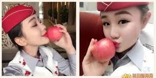 درآمد جنجالی دختران زیبا با بوسیدن سیب ! (عکس)