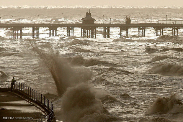 عکس/ طوفان دریایی در «بلکپول» انگلیس 