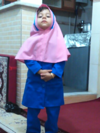 یسنا  با لباس مهد کودک