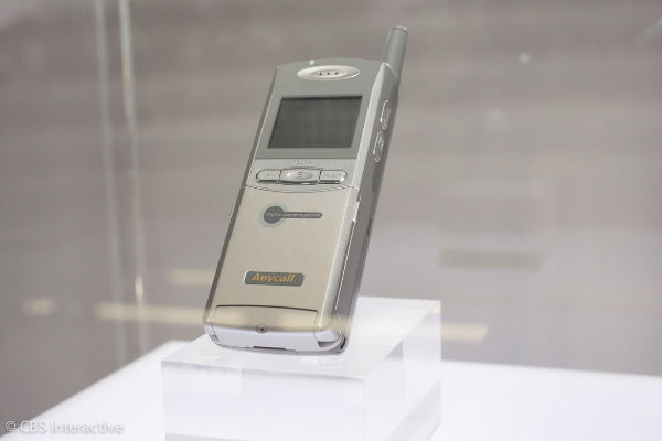 اولین تلفن هوشمند مجهز به دوربین - 2000: سامسونگ نخستین کمپانی تولید کننده تلفن هوشمندی بود که موبایلی با دوربین تولید و ارائه کرد.