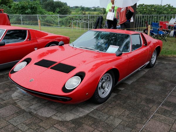 as-a-follow-up-to-the-stylish-but-very-conventional-gt-cars-lamborghini-went-bold-with-the-miura