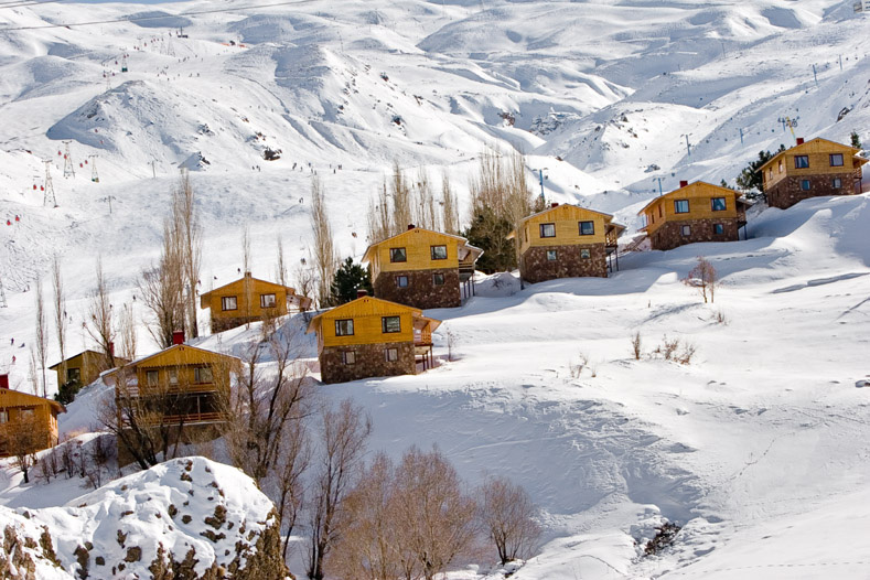 گزارش اکونومیست: اسکی در پیست‌های ایران، تجربه‌ای جدید و ارزان‌ برای جهانگردان خارجی+ تصاویر
