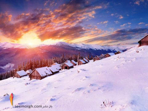 طلوع خورشید در کوهستان برفی