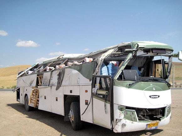 حوادث/ واژگونی اتوبوس در مسیر شیراز - اصفهان