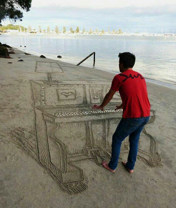 نقاشی روی ماسه های ساحل