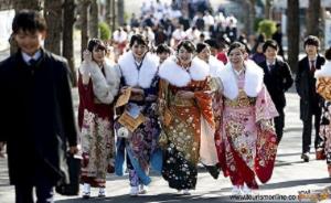 قدم زدن زنان ژاپنی با لباس های جالب