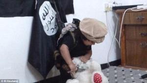 تصاویری از آموزش هولناک به کودکان داعشی برای کشتار 