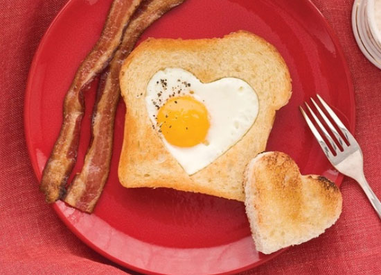 غذای اصلی/ برای تزئین سفره، «تخم مرغ قلبی» درست کنید