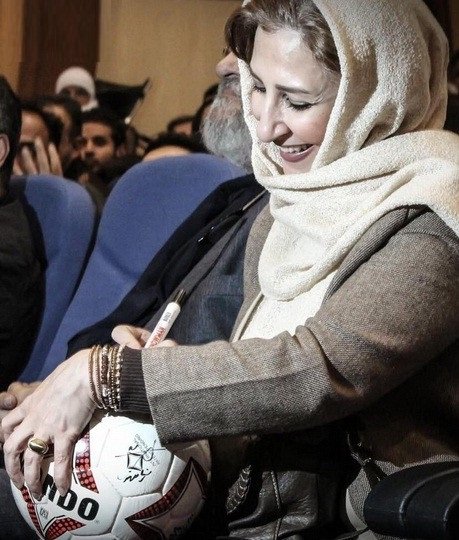 عکس مرجانه گلچین در حال امضا كردن توپ بازیكنان پرسپولیس