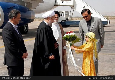 استقبال دختر کوچک کرمانی از رئیس جمهور در لحظه ورود به شهرش