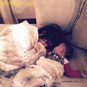 خوابیدن سلنا گومز در کنار پسر خوانده اش + عکس,سلنا گومز