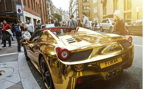 رقص گرانترین خودروی جهان با روکش طلا در خیابان ها (عکس)