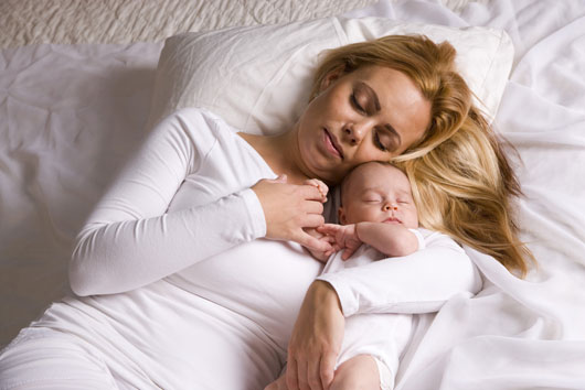 مزایا و معایب خوابیدن به همراه کودک در یک تخت