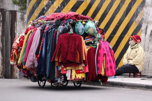 عکس/ لباس فروش خیابانی در هانوی ویتنام