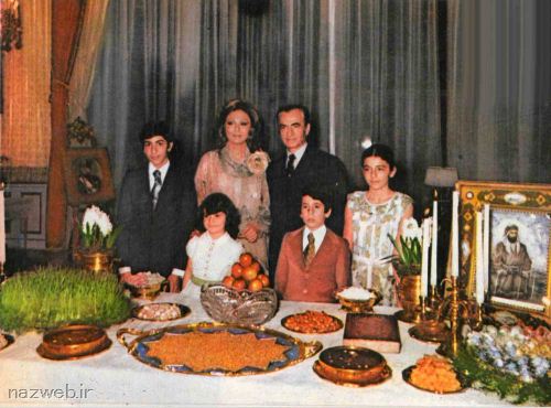 عکس دیدنی خانواده شاه کنار هفت سین