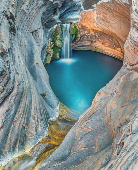 عکسی از یک دره ی زیبا در پارک ملی استرالیا