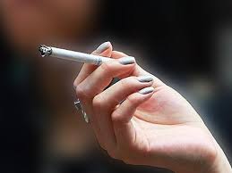  زنان سخت‌تر از مردان سیگار را ترک می‌کنند