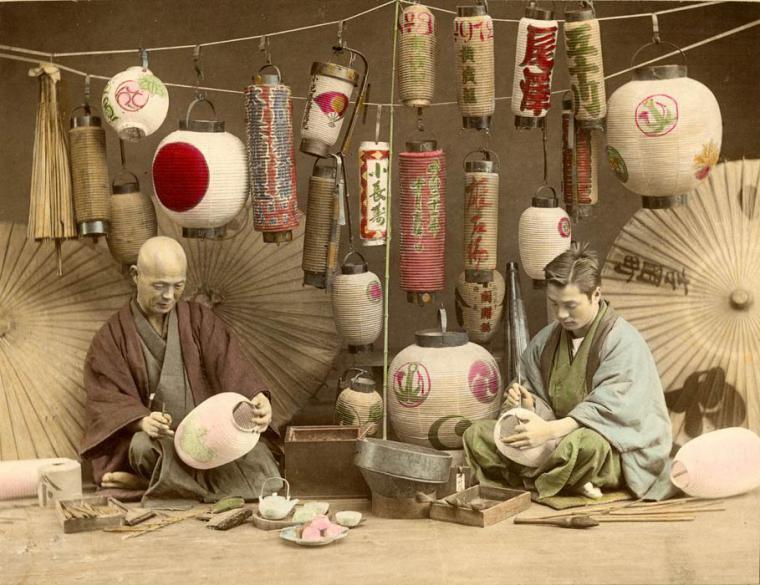 تصویری رنگی از کارگاه ساخت صنایع دستی در ژاپن