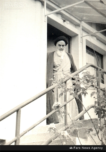 عکس/ امام خمینی در حال خروج از اقامتگاه اولیه خود در «نوفل لوشاتو»