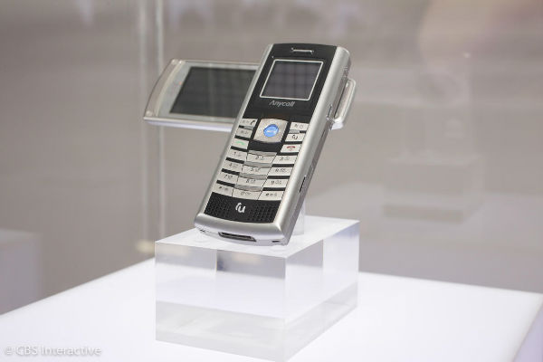 نخستین موبایل ماهواره ای - 2005