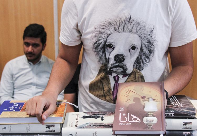 تی شرت نامناسب یک فروشنده در نمایشگاه کتاب