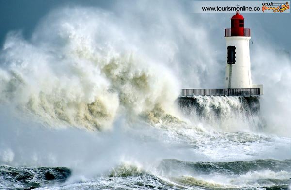 عکس/ تقابل امواج خشمگین دریا و فانوس دریایی