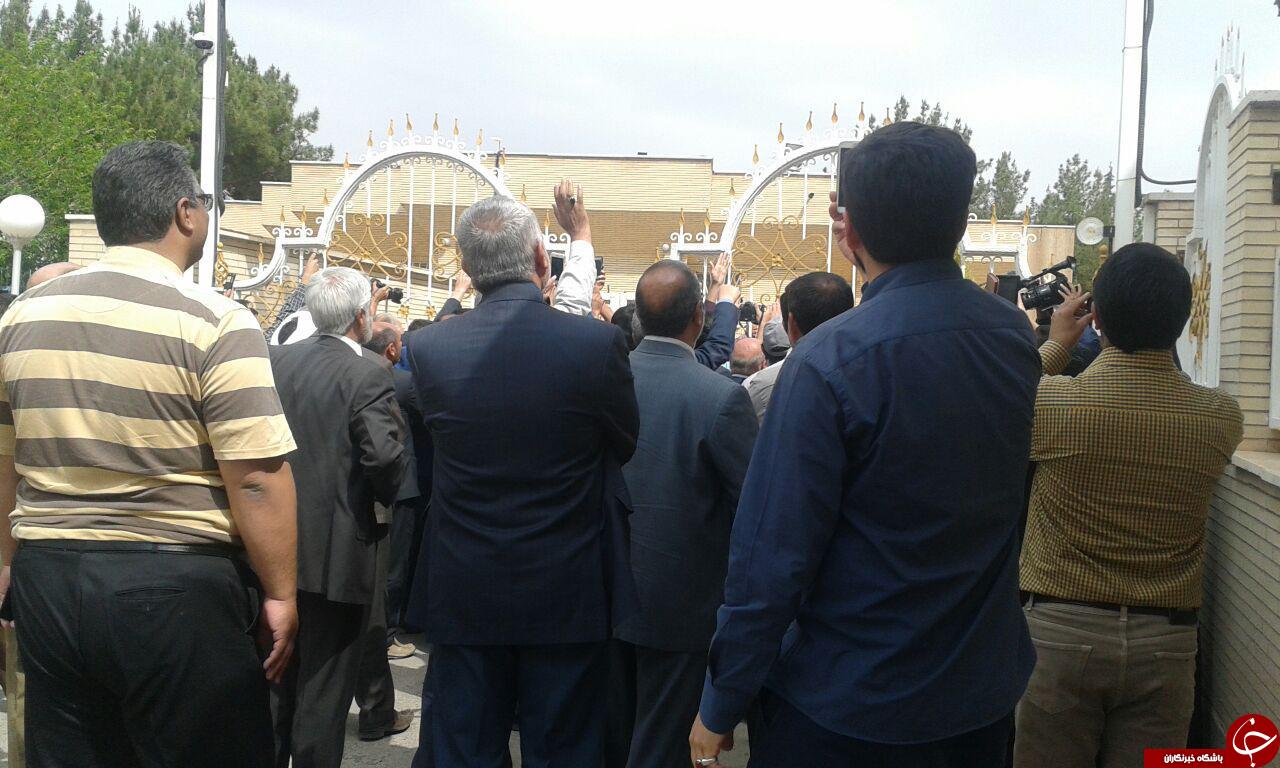 هواداران احمدی نژاد در فرودگاه کرمان به روایت تصویر