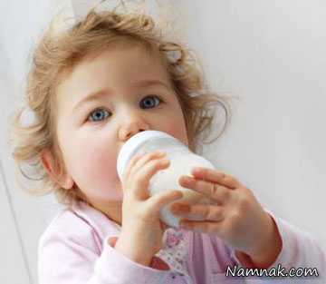چگونه به یک کودک نگه داشتن شیشه شیر را بیاموزیم ، کودک دلبند ، شیر دادن به کودک