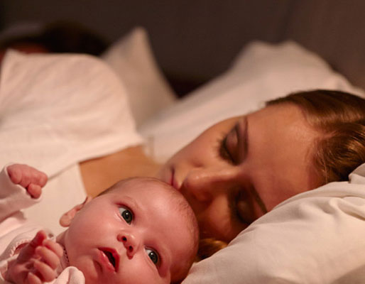 مزایا و معایب خوابیدن به همراه کودک در یک تخت