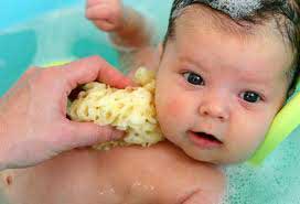,حمام کردن نوزاد,روش صحیح حمام کردن نوزاد,مرطوب نمودن پوست کودک,[categoriy]
