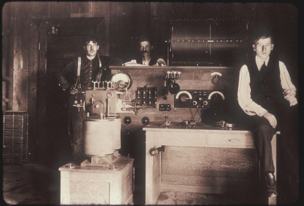 در سال 1909 میلادی Cyril Ewell سرپرستی تیمی در پالو آلتو را بر عهده گرفت که بعدها نخستین فرستنده رادیویی را تولید کرد.