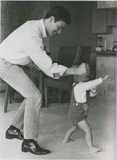 بروس لی و فرزندش براندون در حال تمرین