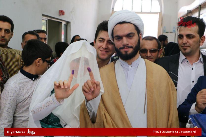 عکس/ حضور عروس و داماد رشتی در پای صندوق رای