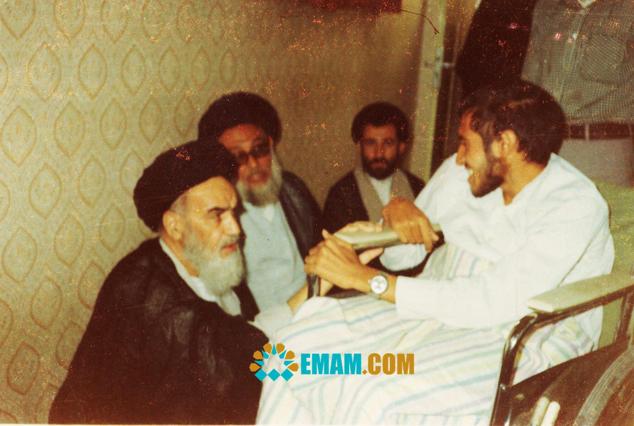 تصویری کمتر دیده شده از دیدار امام و یک جانباز