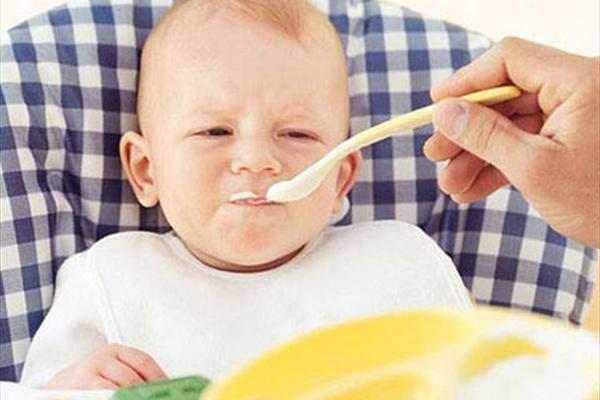 مامان و نی نی/ 4 اشتباه والدین در غذا دادن به کودک