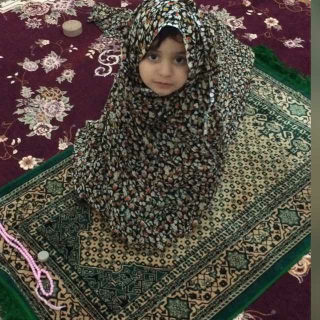 یسنا در حال نماز