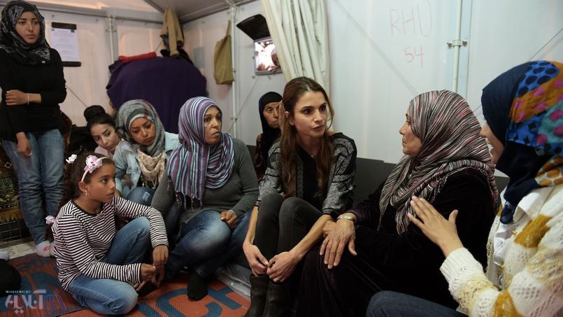 تصویری از ملکه اردن در میان پناهجویان جنگی در اروپا