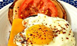 صبحانه/ ساندویچ تخم مرغ بدون نان؛ تنوعی زیبا