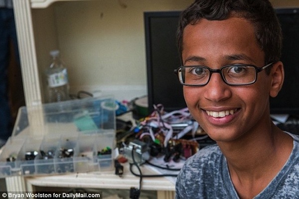 احمد محمد، نوجوان ساعت ساز از مدیر مدرسه و شهردار 15 میلیون غرامت درخواست نموده است