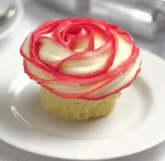 فیلم/ ویدیو جالب از فرم دادن خامه دو رنگ به شکل گل رز