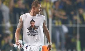 خشم ترکیه‌ای‌ها ار ورود فوتبالست روس به زمین فوتبال با تی‌شرت پوتین + تصاویر