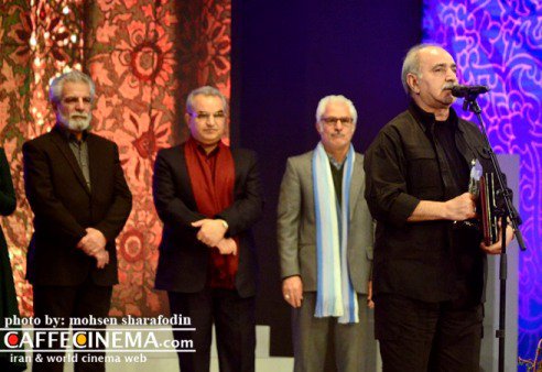 مدل لباس پرویز پرستویی در اختتامیه سی و چهارمین جشنواره فیلم فجر