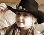 دختر 8 ساله مبتلا به سرطان سینه + تصاویر