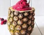 نوشیدنی ها/ طرز تهیه «اسموتی تمشک» با کاسه آناناسی