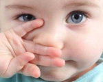 مامان و نی نی/ بینی و گوش نوزاد را چگونه تمیز کنیم؟