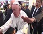 4گوشه دنیا/ واکنش جدی پاپ فرانسیس به خاطر افتادن روی یک معلول!