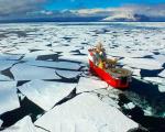 عکس/ عبور قایق از دریای یخ زده «راس»