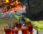چای گرم داغ لب سوز در زمستان سرد