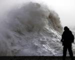 عکس/ تماشای امواج ناشی از طوفان بزرگ «ایموگن» در انگلیس